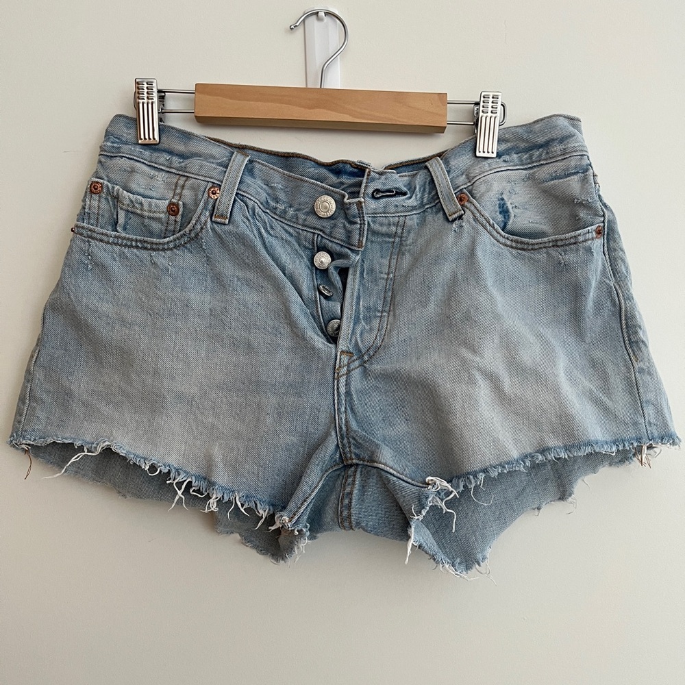 LEVI'S 501 Button Fly Denim Cut Off Shorts Distressed Light Blue Raw Edge W28